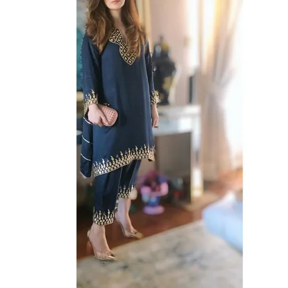 Pakistani Party wear Salwar Kameez - Picture 2 of 2